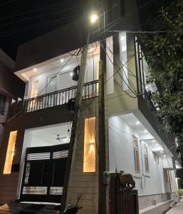 Το κτήριο όπου στεγάζεται  το διαμέρισμα