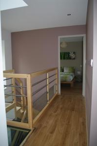 a room with a staircase and a room with a bed at Gîte Des Hirondelles in Pipriac