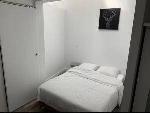 En eller flere senge i et værelse på Appartement idéale proche Paris