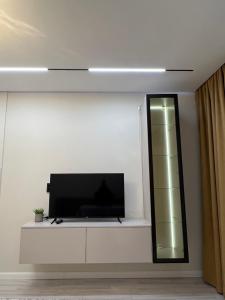 Μια τηλεόραση ή/και κέντρο ψυχαγωγίας στο Элитные апартаменты в ЖК Tumar Apartment от BI Group, комфорт и стиль в самом сердце Шымкента +22 φωτογραφίες