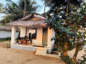 The Meraki Beach Resort Gokarna外面的花园