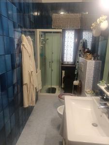ein Badezimmer mit Dusche, Waschbecken und Toilette in der Unterkunft La Casa Dei Desideri in Oria