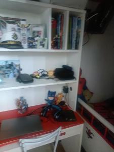 ein Zimmer mit einem Schreibtisch und einem Bett mit Büchern in der Unterkunft La Casa Dei Desideri in Oria