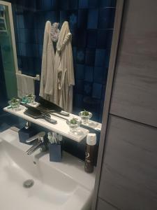 ein Badezimmer mit Waschbecken und Spiegel in der Unterkunft La Casa Dei Desideri in Oria