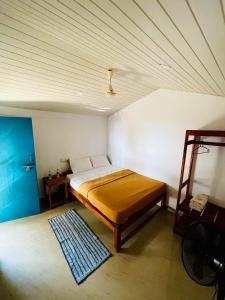 The Meraki Beach Resort Gokarna客房内的一张或多张床位