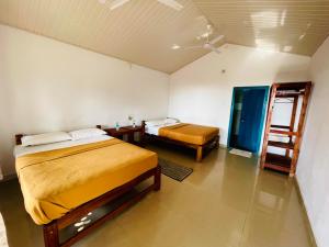 The Meraki Beach Resort Gokarna客房内的一张或多张床位