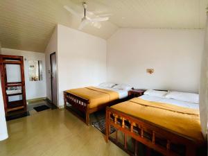 戈卡尔纳The Meraki Beach Resort Gokarna的一间有两张床的房间