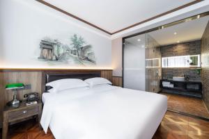 Postel nebo postele na pokoji v ubytování Nost algia Hotel Near Beijing Panjiayuan Antique Market- Beijing Happy Valley, CBD, China Zun and Sanlitun, Tian'anmen Square, Free ice cream, mineral water, coffee, snacks and laundry service, Free gymnastic, English communication well