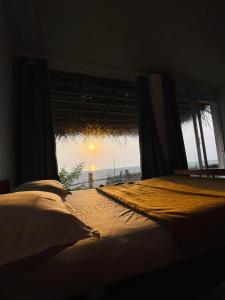 The Meraki Beach Resort Gokarna客房内的一张或多张床位