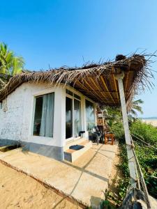 The Meraki Beach Resort Gokarna外面的花园