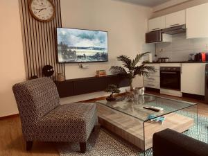 soggiorno con sedia e tavolino in vetro di The Ultimate Escape - Backup Electricity a Gaborone