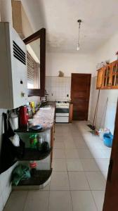 eine Küche mit Theke und Arbeitsplatte in der Unterkunft Departamento house in Río Cuarto