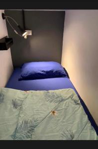 เตียงในห้องที่ 858hostel bkk in khaosan road