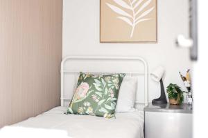 Ένα ή περισσότερα κρεβάτια σε δωμάτιο στο Private Single Room - Mins to Train Station - Shared Bathroom