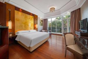 سرير أو أسرّة في غرفة في Good View Hotel Tangxia - 15 mins drive from Dongguan South Railway Station