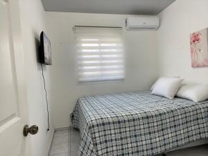 een kleine slaapkamer met een bed en een raam bij Casa tonykey in San Miguel +14 foto's