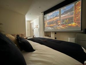 Телевизия и/или развлекателен център в Yish Cinema Serviced Apartment B&B
