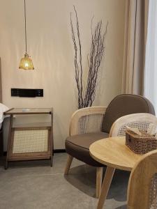 Кът за сядане в Yish Cinema Serviced Apartment B&B
