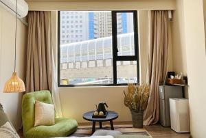 Кът за сядане в Yish Cinema Serviced Apartment B&B