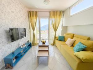 TV a/nebo společenská místnost v ubytování Al Mare Vacation Home + 27 fotografií