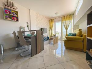 Posezení v ubytování Al Mare Vacation Home