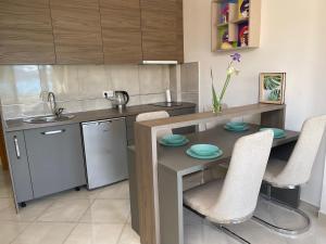Kuchyň nebo kuchyňský kout v ubytování Al Mare Vacation Home