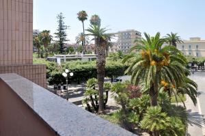 uitzicht op een stad met palmbomen en gebouwen bij Agorà b&b in Trani