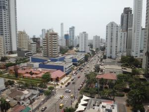 una calle con tráfico en una ciudad con edificios altos en Rivas Apartamentos Cartagena, en Cartagena de Indias