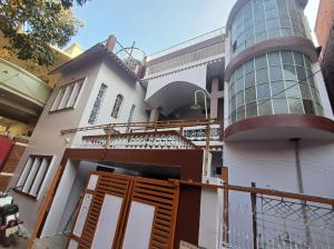 een gebouw met een poort en een glazen gebouw bij Swati Heritage Homes in Varanasi