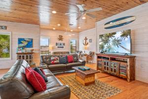 Il comprend un salon doté d'un mobilier en cuir et d'une télévision. dans l'établissement Why Knot Relax - Heated PRIVATE Pool Beach Gear Credit Included, à Fresno