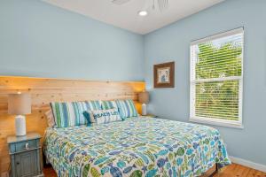 une chambre avec un lit et une fenêtre dans l'établissement Why Knot Relax - Heated PRIVATE Pool Beach Gear Credit Included, à Fresno 57 autres photos