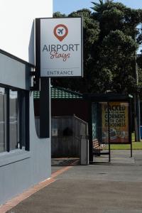 ウェリントンにあるAirport Staysの空港の看板