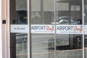 ウェリントンにあるAirport Staysの店窓の看板