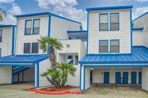 una casa bianca e blu con palme di fronte di Spinnaker 317 - WATERFRONT BOAT SLIP a Padre Island
