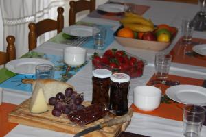 una mesa cubierta con una mesa con comida y fruta en Venecia Bed&Breakfast, en Villafranca del Bierzo