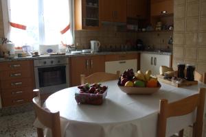 a kitchen with a table with a bowl of fruit on it at Venecia Bed&Breakfast in Villafranca del Bierzo