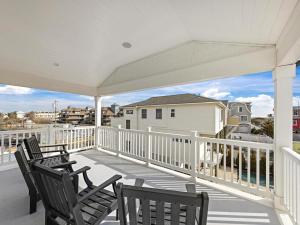 Stunning Ocean Block W-A Pool, New Construction!的阳台或露台