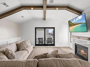 Stunning Ocean Block W-A Pool, New Construction!的电视和/或娱乐中心