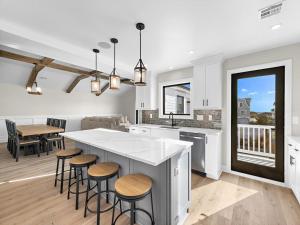 Stunning Ocean Block W-A Pool, New Construction!的厨房或小厨房