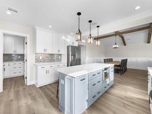Stunning Ocean Block W-A Pool, New Construction!的厨房或小厨房