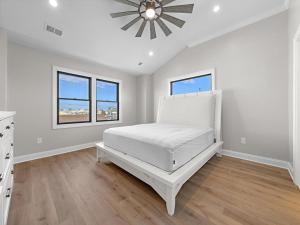 Stunning Ocean Block W-A Pool, New Construction!客房内的一张或多张床位