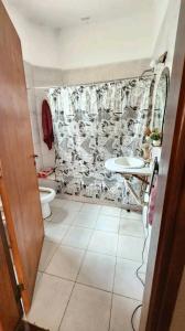 ein Badezimmer mit Toilette und Waschbecken in der Unterkunft Departamento house in Río Cuarto