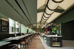 En restaurant eller et spisested på 重庆Indition英迪逊酒店江北嘴金融城店