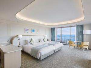 Postel nebo postele na pokoji v ubytování Karatsu Seaside Hotel + 37 fotografií