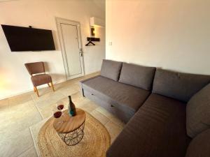 una sala de estar con un sofá y una mesa en Arthotel Oscar I Sozopol, en Sozopol