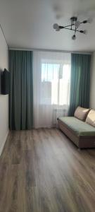 Postel nebo postele na pokoji v ubytování Уютная квартира ТРЦ Костанай Плаза