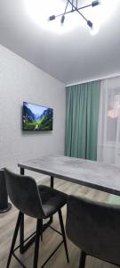 TV a/nebo společenská místnost v ubytování Уютная квартира ТРЦ Костанай Плаза