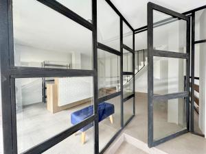 une pièce avec des portes vitrées et une chaise bleue dans l'établissement RedDoorz Syariah Near Maguwoharjo Yogyakarta, à Seturan