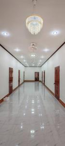 Habitación grande con lámpara de araña y suelo blanco grande. en 老挝智尊酒店Laos Supre Hotel, en Luang Prabang 7 fotos más