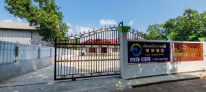 una puerta con un cartel delante de un edificio en 老挝智尊酒店Laos Supre Hotel, en Luang Prabang